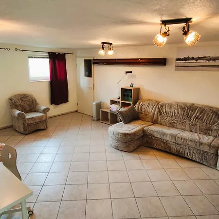 Souterrainwohnung In شقة *